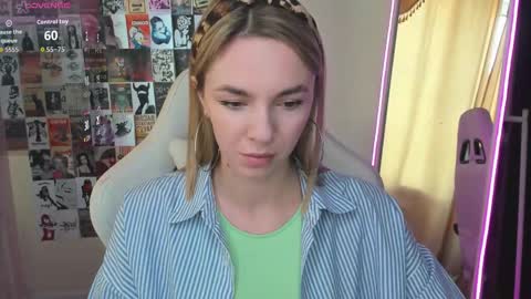 Snapshot of mollydevonn chatting on September 25, 1:15 am Molly online show from September 25, 1:15 am