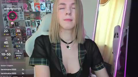 Snapshot of mollydevonn chatting on September 17, 1:14 am Molly online show from September 17, 1:14 am