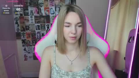 Snapshot of mollydevonn chatting on September 28, 1:45 am Molly online show from September 28, 1:45 am