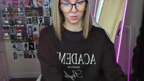 Snapshot of mollydevonn chatting on October 5, 2:05 am Molly online show from October 5, 2:05 am