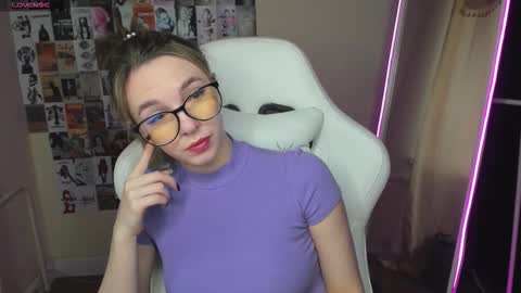 Snapshot of mollydevonn chatting on October 21, 1:53 am Molly online show from October 21, 1:53 am