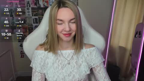 Snapshot of mollydevonn chatting on October 2, 1:43 am Molly online show from October 2, 1:43 am