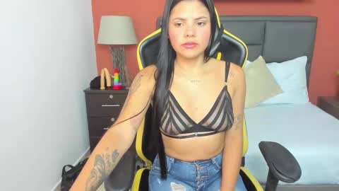 Snapshot of mollylove_ chatting on October 6, 12:00 pm mollylove_ online show from October 6, 12:00 pm