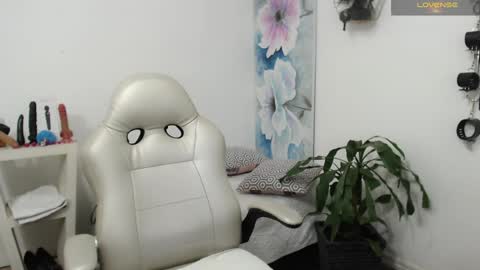 Snapshot of mom_17 chatting on December 14, 4:30 pm Celeste online show from December 14, 4:30 pm