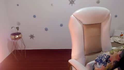 Snapshot of mom_xxx chatting on December 20, 11:58 pm Sara online show from December 20, 11:58 pm