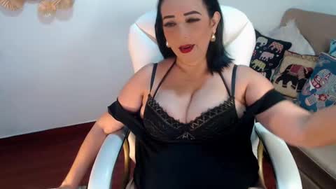 Snapshot of mom_xxx chatting on October 11, 12:59 am Sara online show from October 11, 12:59 am