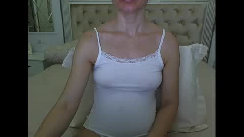 Snapshot of mommy4y chatting on December 24, 6:11 am Amy online show from December 24, 6:11 am