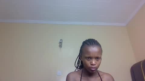 Snapshot of mona_luv1 chatting on October 28, 1:33 am Mona online show from October 28, 1:33 am