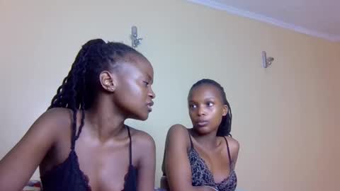 Snapshot of mona_luv1 chatting on October 25, 8:22 am Mona online show from October 25, 8:22 am