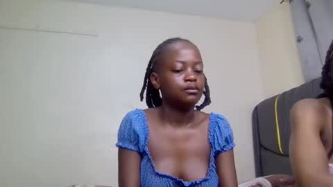 Snapshot of mona_luv1 chatting on September 25, 12:32 am Mona online show from September 25, 12:32 am