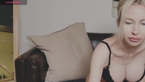 Snapshot of monet_stclair chatting on January 21, 11:45 pm PoppyPlayful online show from January 21, 11:45 pm