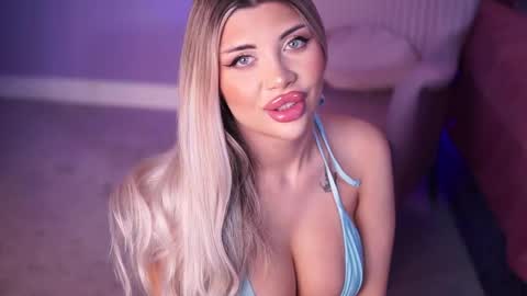 Snapshot of monique_celeste chatting on September 19, 4:33 am Moni online show from September 19, 4:33 am