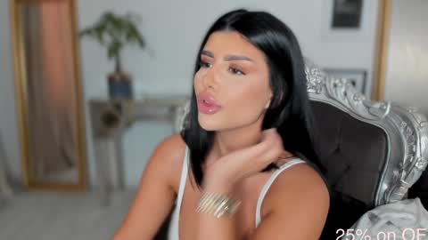 Snapshot of moniqueeass chatting on September 21, 2:27 pm Alessia online show from September 21, 2:27 pm