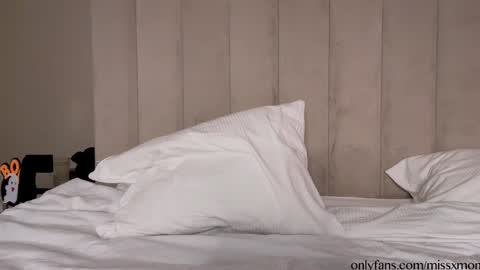 Snapshot of moniqueeass chatting on October 31, 5:50 pm Alessia online show from October 31, 5:50 pm