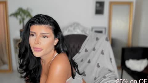 Snapshot of moniqueeass chatting on September 19, 12:26 pm Alessia online show from September 19, 12:26 pm