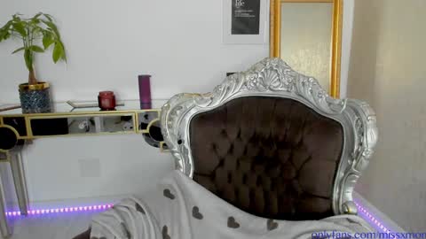 Snapshot of moniqueeass chatting on October 3, 9:53 pm Alessia online show from October 3, 9:53 pm