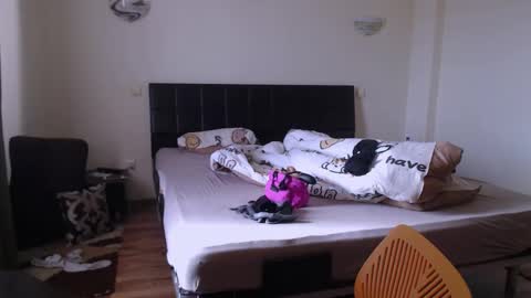 Snapshot of montserrat123 chatting on September 28, 7:47 am Monse online show from September 28, 7:47 am