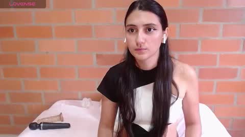 Snapshot of montserrat_jay chatting on October 10, 4:45 pm Luisa online show from October 10, 4:45 pm