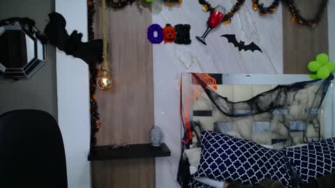 Snapshot of moon_and_fire_ chatting on October 27, 5:47 am moon_and_fire_ online show from October 27, 5:47 am