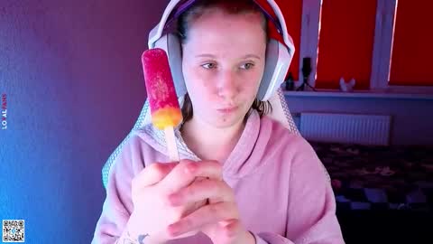 Lola online show from September 28, 2:55 pm