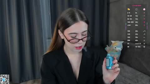 Snapshot of mooncutie_girl chatting on October 19, 1:13 pm Sophia online show from October 19, 1:13 pm