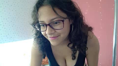 Snapshot of mora_haze chatting on January 6, 7:35 pm Mora Haze 3 online show from January 6, 7:35 pm