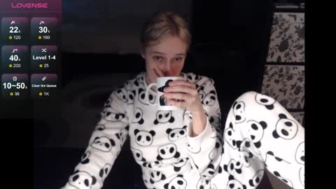 Snapshot of mrsluck chatting on December 3, 2:23 am Sasha online show from December 3, 2:23 am