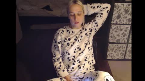 Snapshot of mrsluck chatting on September 17, 2:53 am Sasha online show from September 17, 2:53 am