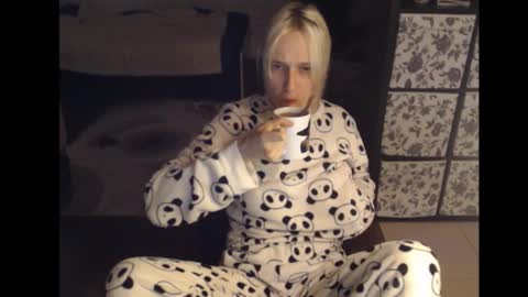 Snapshot of mrsluck chatting on September 10, 2:44 am Sasha online show from September 10, 2:44 am