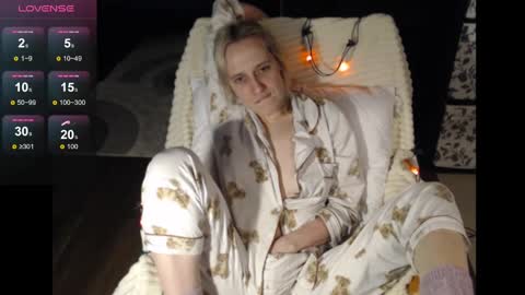 Snapshot of mrsluck chatting on December 26, 11:35 pm Sasha online show from December 26, 11:35 pm