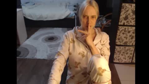 Snapshot of mrsluck chatting on October 22, 7:08 pm Sasha online show from October 22, 7:08 pm