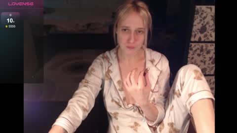 Snapshot of mrsluck chatting on December 12, 4:48 am Sasha online show from December 12, 4:48 am