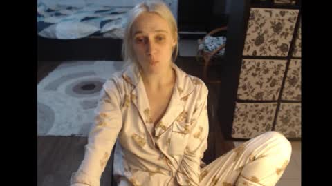 Snapshot of mrsluck chatting on October 15, 6:54 pm Sasha online show from October 15, 6:54 pm