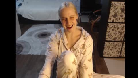 Snapshot of mrsluck chatting on October 10, 4:01 pm Sasha online show from October 10, 4:01 pm