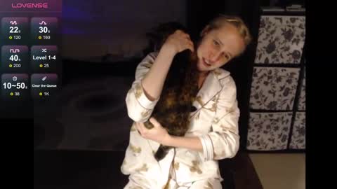 Snapshot of mrsluck chatting on December 6, 5:42 am Sasha online show from December 6, 5:42 am