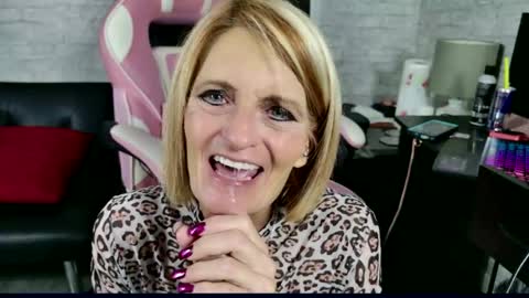 Snapshot of mrswadsworthy chatting on October 10, 2:00 pm Marie  Wadsworthy Wife Marie XXX online show from October 10, 2:00 pm