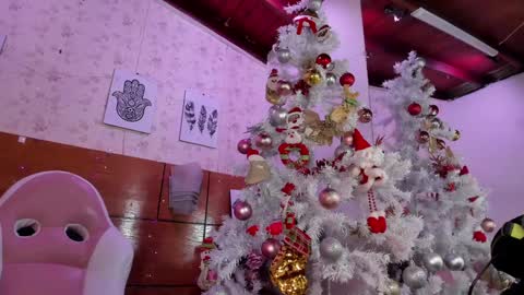 Snapshot of mssburbuja chatting on December 3, 3:18 am Manuela online show from December 3, 3:18 am