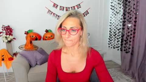 Snapshot of museofstage chatting on October 26, 11:27 am Diana online show from October 26, 11:27 am