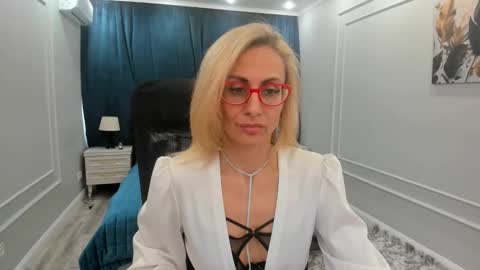 Snapshot of museofstage chatting on February 26, 11:32 am Diana online show from February 26, 11:32 am