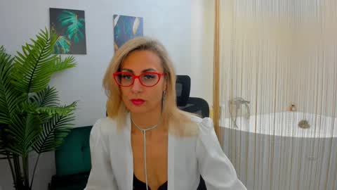 Snapshot of museofstage chatting on February 13, 10:44 am Diana online show from February 13, 10:44 am