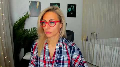 Snapshot of museofstage chatting on October 9, 11:58 am Diana online show from October 9, 11:58 am