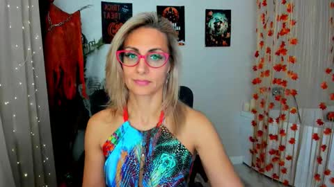 Snapshot of museofstage chatting on October 15, 11:57 am Diana online show from October 15, 11:57 am