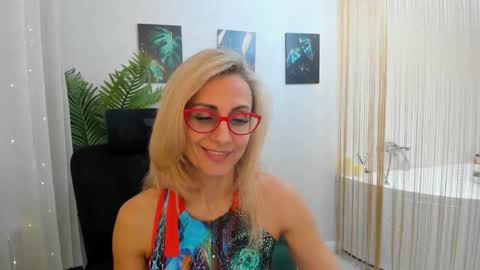 Snapshot of museofstage chatting on February 19, 11:38 am Diana online show from February 19, 11:38 am