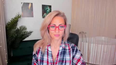 Snapshot of museofstage chatting on September 23, 11:30 am Diana online show from September 23, 11:30 am