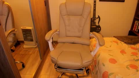 Snapshot of musicayluna chatting on October 18, 4:04 am VALENTINA Luna  online show from October 18, 4:04 am