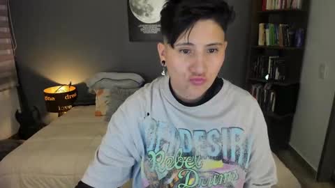 Snapshot of musicayluna chatting on October 1, 3:00 am VALENTINA Luna  online show from October 1, 3:00 am