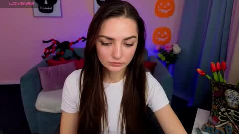 Ella online show from October 31, 2:43 pm