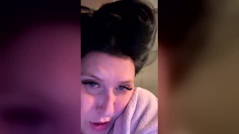 n0rmalgurl online show from May 28, 4:43 am