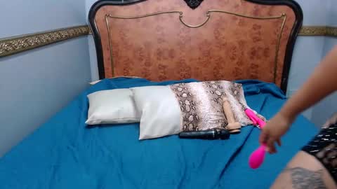 Snapshot of nahomi_tyler chatting on February 21, 10:26 pm Nahomy online show from February 21, 10:26 pm