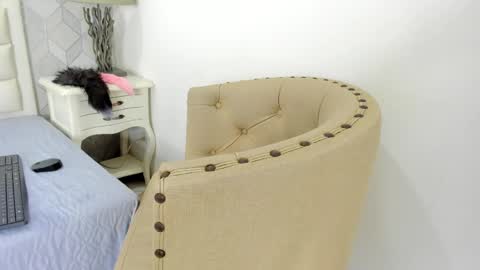 naia_cox online show from April 10, 6:30 am